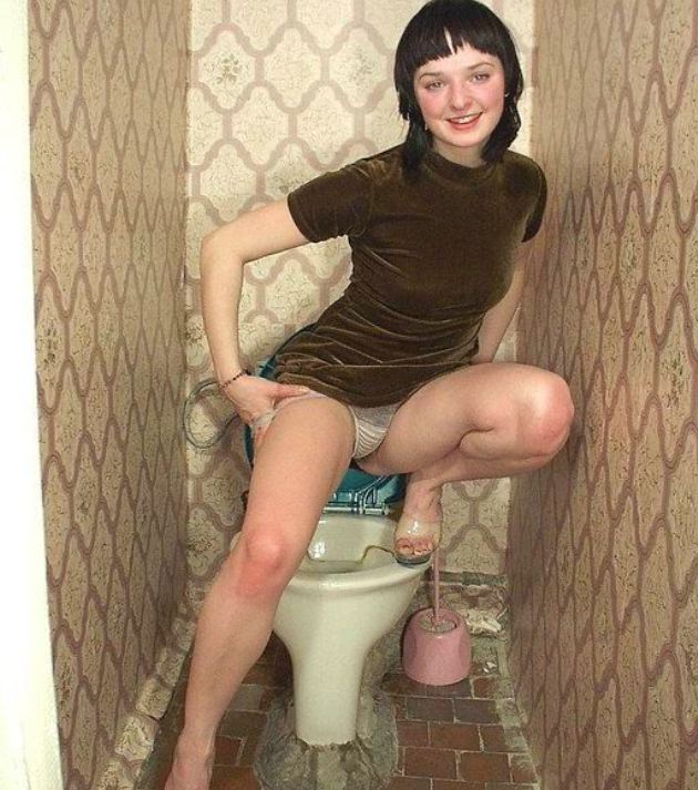 Женщина с мохнатой киской ссыт в туалете